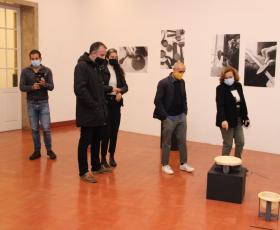 pessoas na sala de exposição